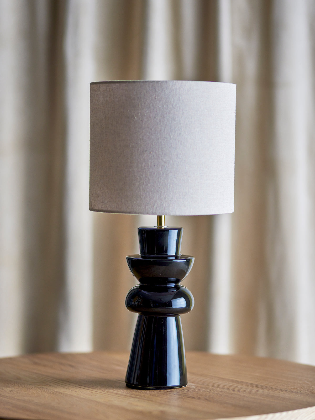 Lio Tischlampe – Schwarz, Steingut