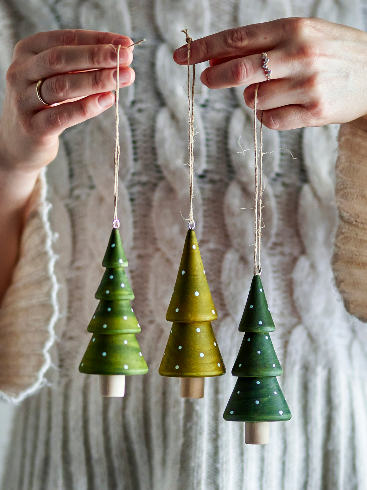 Jayli Weihnachtsanhänger – Grün, Schima-Holz
